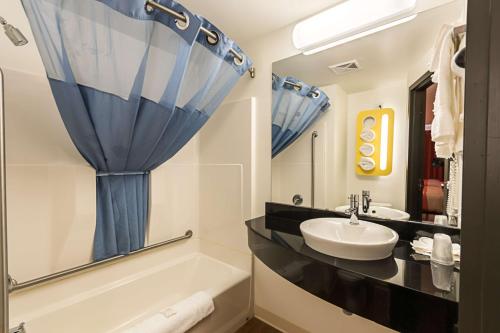 Moosomin穆索明6号汽车旅馆的浴室配有盥洗盆、浴缸和盥洗盆