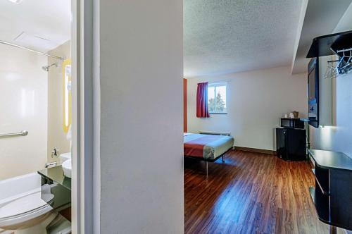 Falling Waters马丁斯堡6号汽车旅馆的小房间设有一张床和一间浴室