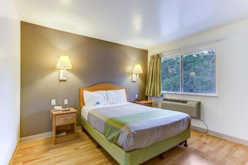 奥兰多奥兰多 - 基西米6号一室公寓酒店的酒店客房设有床和窗户。