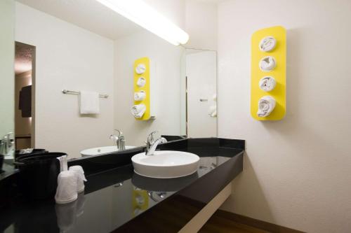 奥斯汀奥斯汀城6汽车旅馆的一间带水槽和镜子的浴室