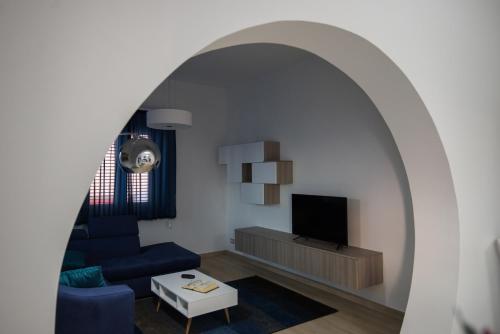 韦内蒂科Karma Resort的客厅配有蓝色的沙发和电视