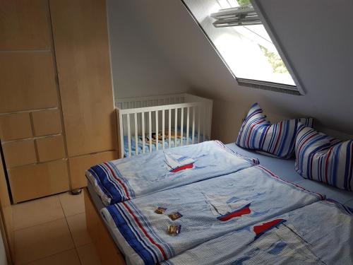 格拉尔-米里茨Haus Mareén的一间小卧室,配有床和窗户