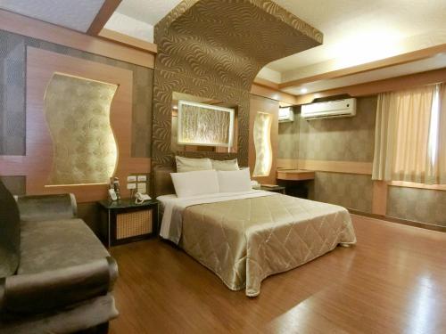 新竹风之海岸旅馆 的酒店客房,配有床和沙发