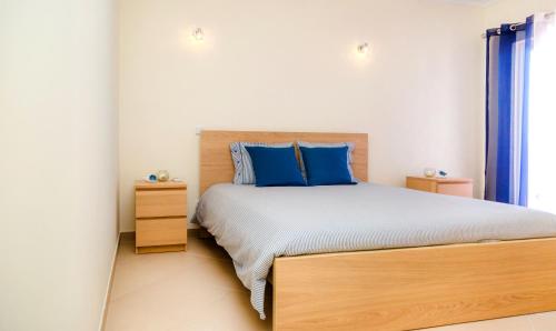卡巴纳斯·德·塔维拉For Sea Apartment的一间卧室配有一张带蓝色枕头的大床