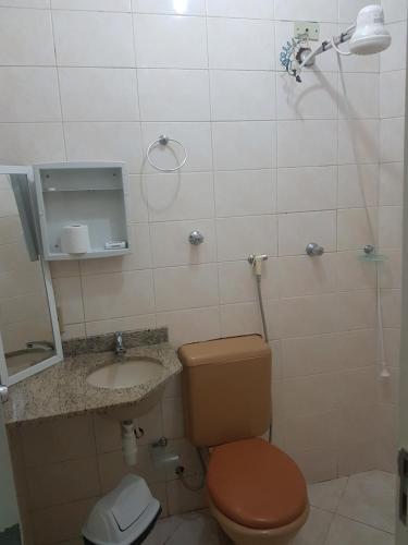 巴西利亚Asa Norte的浴室配有卫生间、盥洗盆和淋浴。