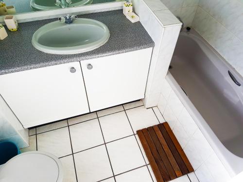 马盖特Dumela Margate Flat 21的浴室配有盥洗盆、卫生间和浴缸。