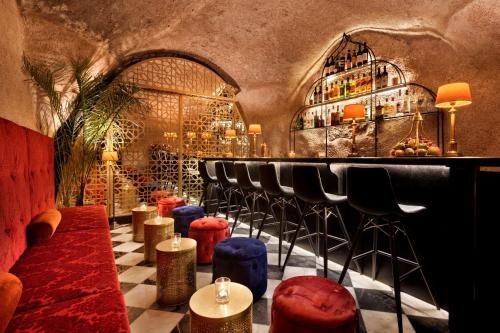 耶路撒冷Villa Brown Jerusalem, a member of Brown Hotels的酒吧设有凳子和带葡萄酒瓶的吧台