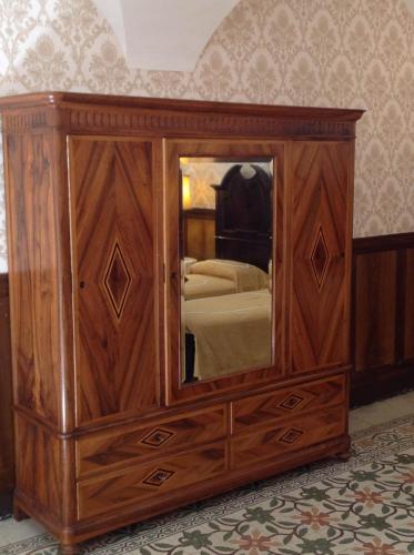 洛雷托·阿普鲁蒂诺劳瑞图旅馆的卧室内带镜子的木制梳妆台
