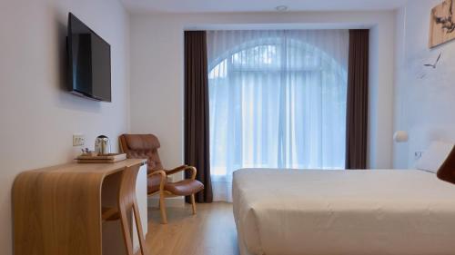 圣塞瓦斯蒂安Boulevart Donostia的酒店客房设有床和窗户。