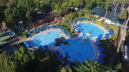 丽都迪丰迪赛特贝勒度假村的享有水上公园大型游泳池的顶部景色