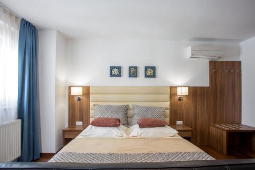 波雷奇卡达别墅的一间卧室配有一张带两个枕头的床