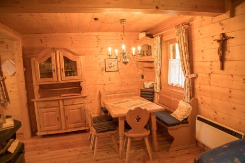 图拉彻霍赫Ferienhaus Krassnig的小木屋内的用餐室,配有桌椅