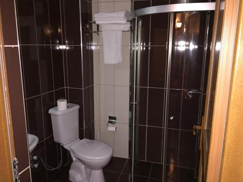 特拉布宗卡拉叶酒店的一间带卫生间和玻璃淋浴间的浴室