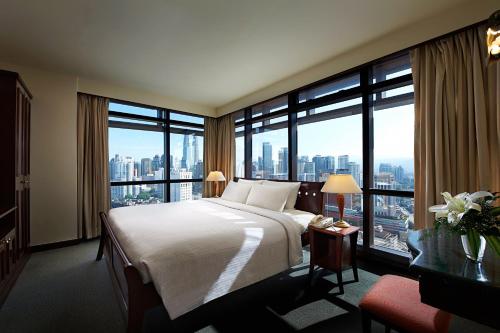 吉隆坡吉隆坡成功时代广场酒店的酒店客房设有一张大床和大窗户