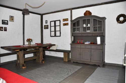 Spodnji OtokApartma Romana的一间设有桌子、橱柜和桌子的房间