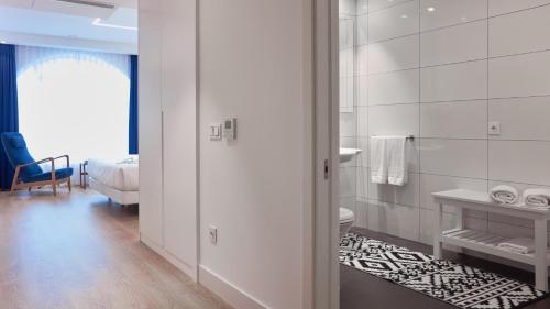 圣塞瓦斯蒂安Boulevart Donostia的一间带卫生间的浴室和一张位于客房内的床。