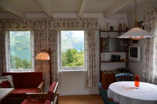 MindresundeTunold Gård - Gamle huset的客厅配有桌子和2扇窗户