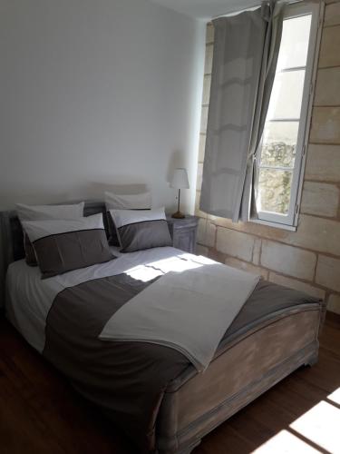 布莱Entre Estuaire et Citadelle的卧室内的一张大床,设有窗户