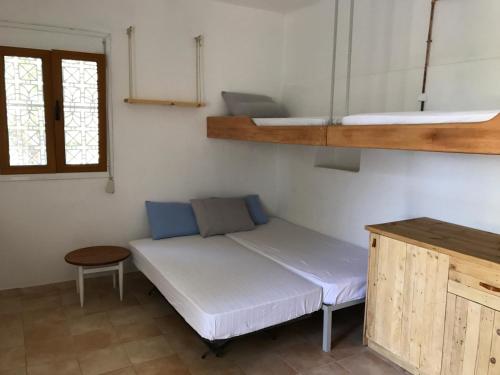 MoíraiKaliVie Bio Farm & Retreat的一间配有沙发、一张床和窗户的客房
