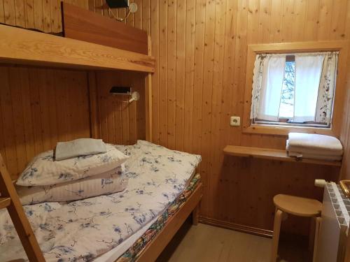 奥索尔斯考利阿索夫斯卡利小屋的一间卧室设有两张双层床和一扇窗户。