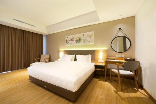 塞尔蓬阿维亚瑞宾泰罗酒店的一间卧室配有一张床、一张书桌和一面镜子
