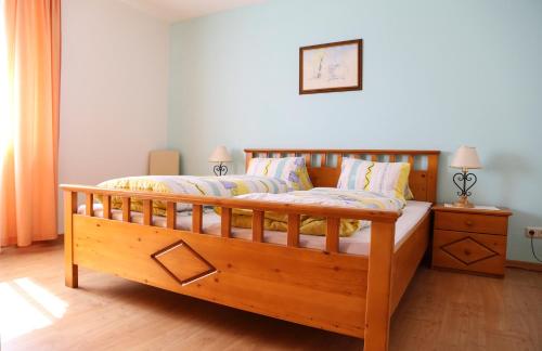 阿布特瑙豪斯奥贝拉斯拉克酒店的一间卧室配有一张带两盏灯的木床。