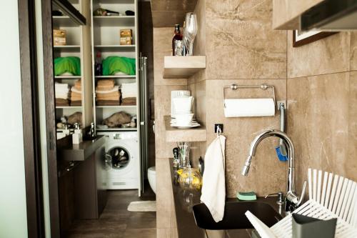 华沙Okolnik Apartment的一间带水槽和洗衣机的浴室