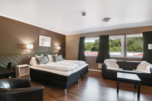 孔斯温厄尔Kongsvinger Budget Hotel的客厅配有床和沙发