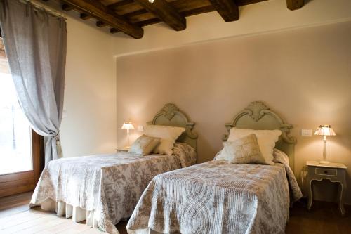 Serrungarina卡萨狄米旅馆的一间卧室设有两张床和窗户。