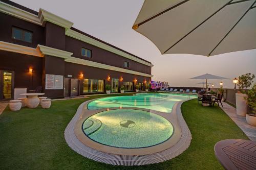迪拜皇家雅士阁酒店的大楼中央的大型游泳池