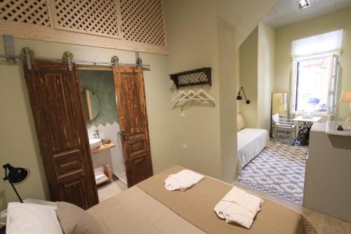 干尼亚法戈托艺术旅馆的客房设有一张床和一间带镜子的浴室