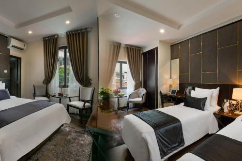 河内乐尚丽Spa酒店的酒店客房配有两张床和一张书桌