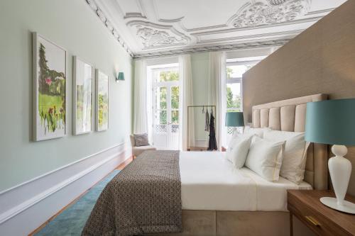 波尔图杜罗宫普里蒂卡多斯旅馆的一间卧室配有一张带白色床罩的床