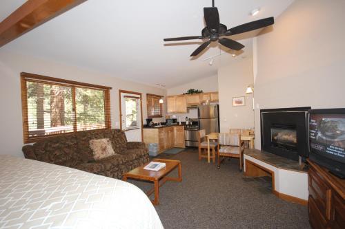 埃斯蒂斯帕克Streamside on Fall River的一间卧室配有一张床,客厅配有电视