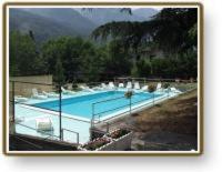 努斯杜亚尼酒店的蓝色海水大型游泳池