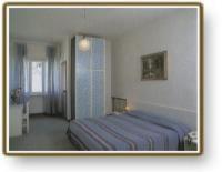 努斯杜亚尼酒店的卧室配有一张床