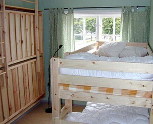 维默比Vimmerby Vandrarhem的一间卧室设有两张双层床和一扇窗户。