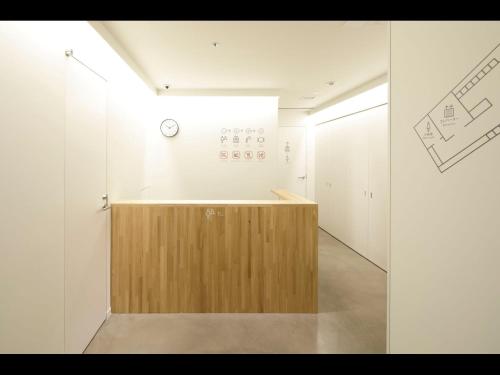 东京9h nine hours woman Kanda的走廊上,房间设有木台