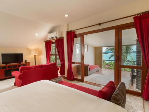 茶云莱海滩布吉斯精品度假村的一间卧室设有一张床和一间客厅。