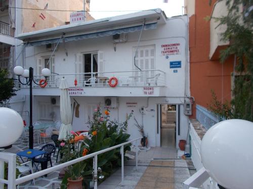 卢特拉艾季普苏Karampela Rooms的一座城市中带阳台的白色建筑