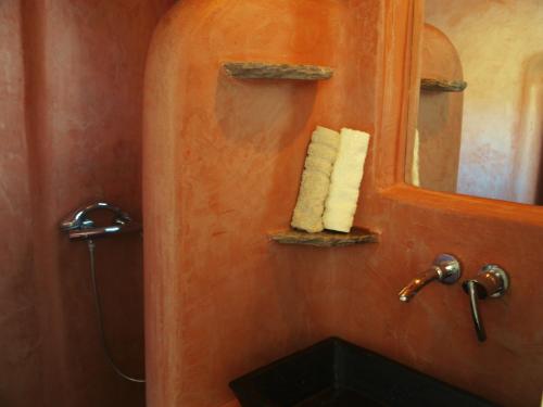基斯诺斯Almyra Yellow Villa的浴室配有盥洗盆、镜子和毛巾