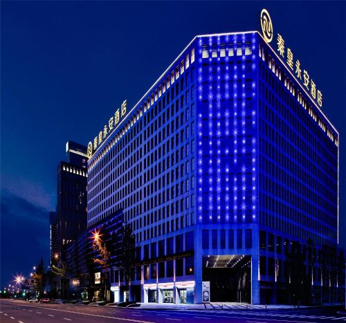 成都成都秦皇永安酒店的一座大型建筑的侧面有蓝色的灯光