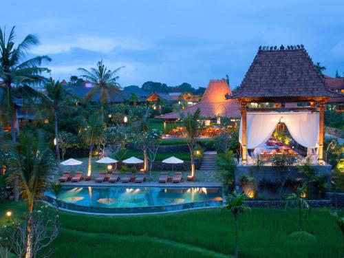 乌布Alaya Resort Ubud的享有带游泳池的度假村的空中景致