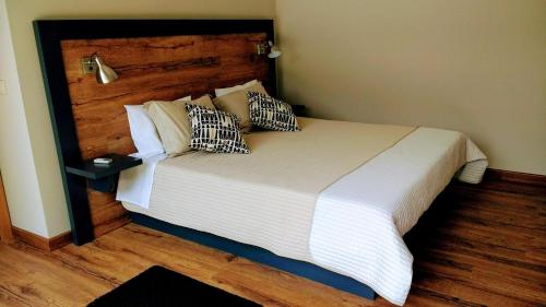 维拉·雷阿尔Casa Do Prado Guesthouse的一间卧室配有一张大床和木制床头板
