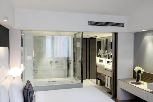 香港香港美丽华酒店的带浴缸、淋浴和盥洗盆的浴室