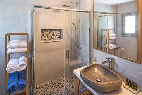 费拉阿尔特玛套房度假屋的一间带水槽和淋浴的浴室