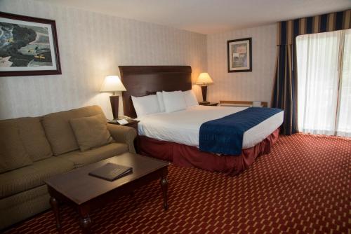 Hampton Falls汉普顿瀑布酒店的酒店客房,配有床和沙发