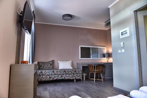 波利伊罗斯Melina Hotel - Central的客厅配有沙发和桌子