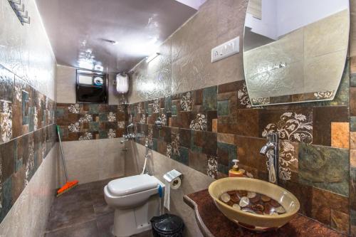 孟买Backpackers Villa Mumbai的一间带卫生间和水槽的浴室