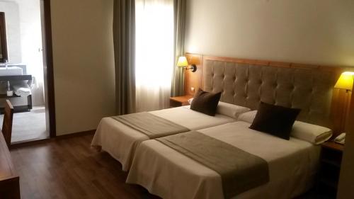 比利亚卡里略塞拉利昂拉斯维亚斯酒店的一间位于酒店客房内的带大床的卧室